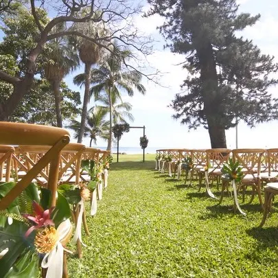 Beautiful work by @floraldesignsmaui at this gorgeous Olowalu wedding coordinated by @makenaweddings…