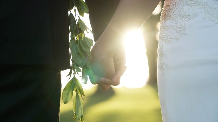We absolutely love Olowalu Plantation House! Congratulations Jenna & Chris! #destinationwedding #mau…