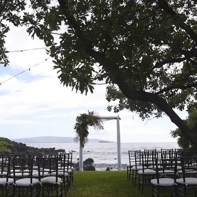 Beautiful Maui Destination Wedding with a stunning location and amazing team of vendors 🙌🏻 @kukahiko…